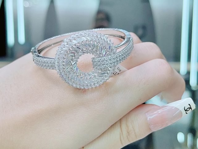 Ảnh một chiếc lắc tay vàng đính đá tròn và đá baguette