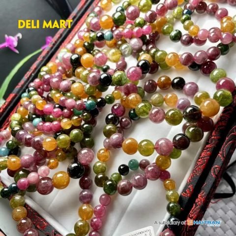 Hình ảnh các chuỗi hạt đá Tourmaline nhiều màu sắc khác nhau được xâu thành vòng tay