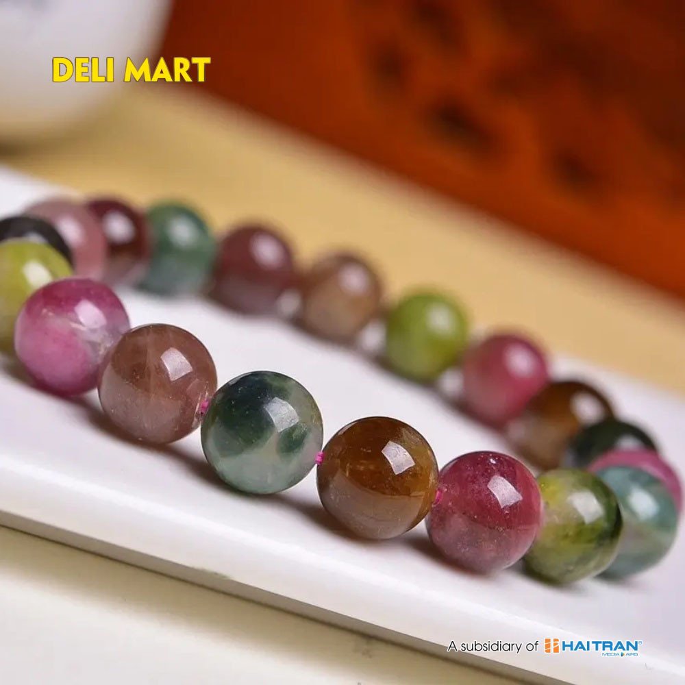 Hình ảnh các mẫu vòng tay đá Tourmaline đa sắc được trưng bày với nhiều kích cỡ hạt khác nhau