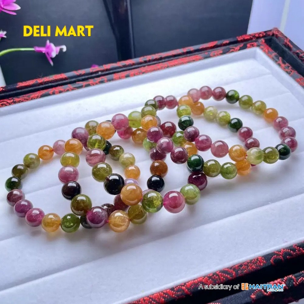 Hình ảnh cận cảnh một chiếc vòng tay đá Tourmaline đa sắc với độ bóng và màu sắc rực rỡ