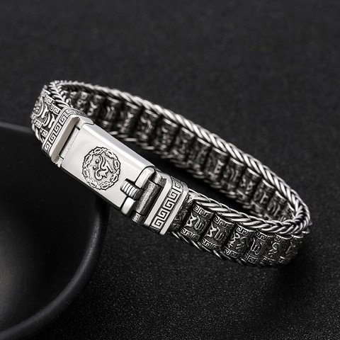 Hình ảnh cận cảnh một chiếc vòng tay kinh luân được chế tác tinh xảo từ gỗ hoặc đá quý
