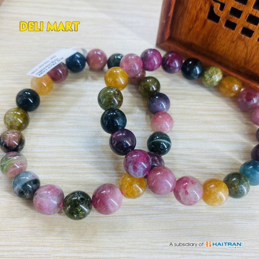 Hình ảnh cận cảnh một chuỗi hạt đá Tourmaline với màu sắc đậm và tự nhiên, cho thấy chất lượng của đá