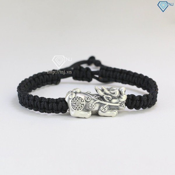 Hình ảnh cận cảnh vòng tay Tỳ Hưu vàng 18K với các hạt đá đi kèm