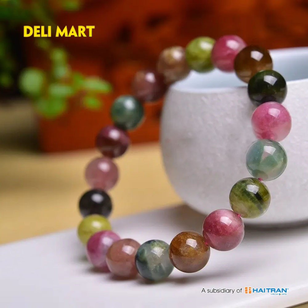 Hình ảnh chi tiết các hạt đá Tourmaline trên vòng tay, làm nổi bật sự đa dạng về màu sắc
