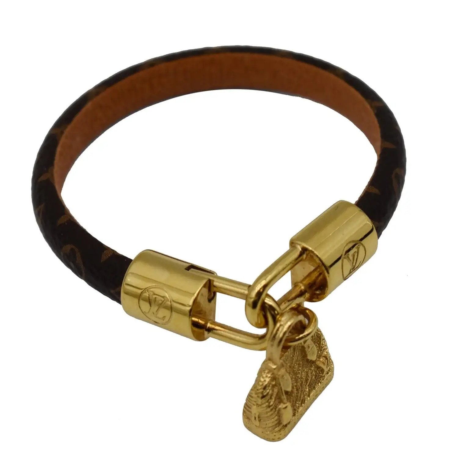 Hình ảnh chi tiết khóa cài hình túi xách mini trên vòng tay Louis Vuitton Alma Bracelet