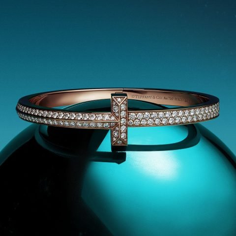 Hình ảnh minh họa các loại trang sức Tiffany, tập trung vào vòng tay