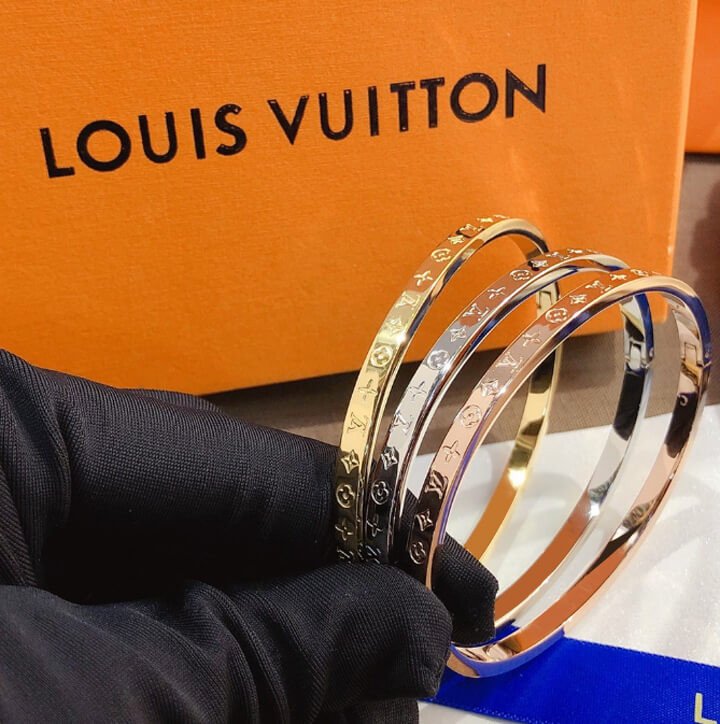 Hình ảnh minh họa mẫu vòng tay nam Louis Vuitton cá tính với chất liệu kim loại hoặc da tối màu