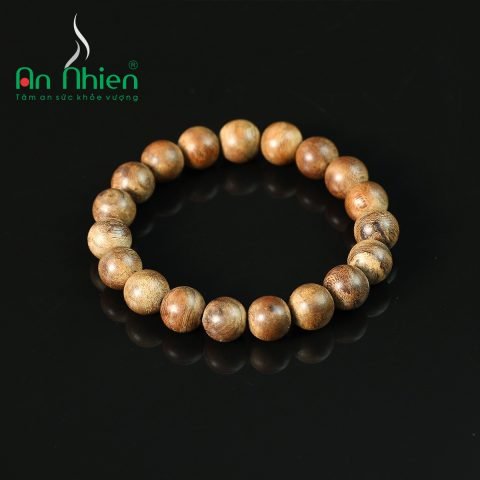 Hình ảnh minh họa một chiếc vòng tay trầm hương hạt tròn với các chi tiết trang trí tinh tế
