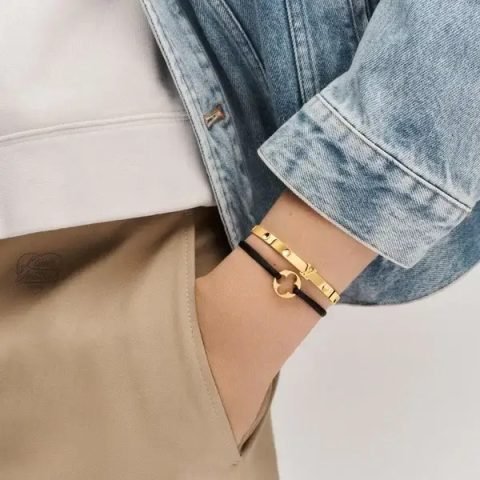 Hình ảnh minh họa về biểu tượng monogram đặc trưng của Louis Vuitton trên các sản phẩm thời trang