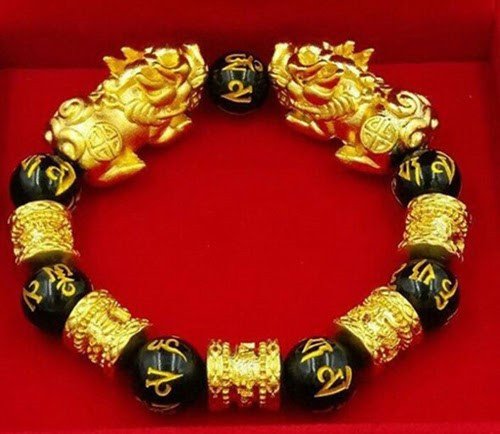 Hình ảnh mô tả vòng tay Tỳ Hưu vàng 24K sang trọng với thiết kế hai linh vật