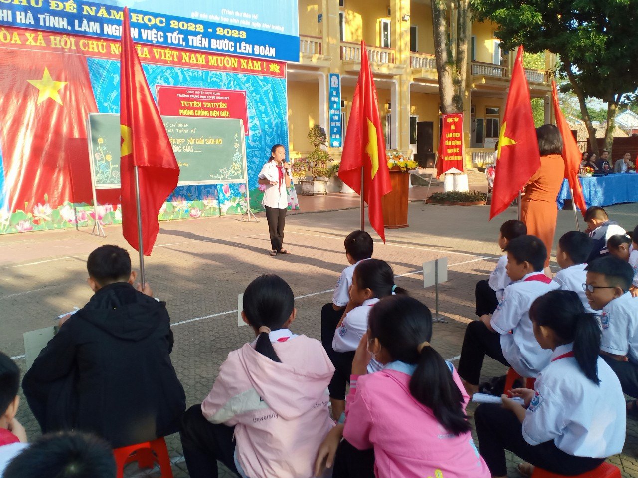 Hình ảnh người mẹ đang mỉm cười hạnh phúc bên con cái