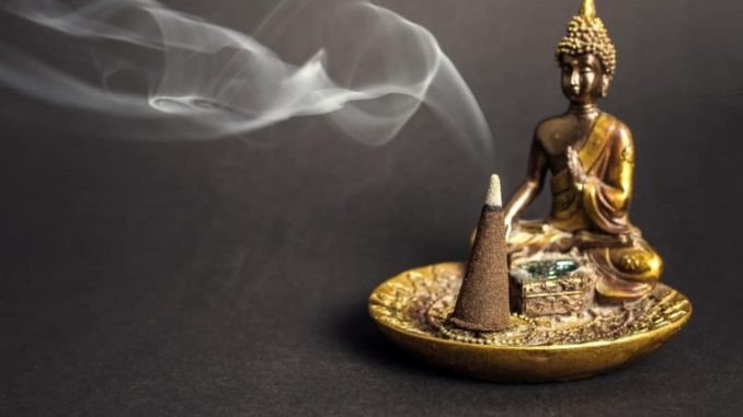Một chiếc vòng tay trầm hương đơn giản dành cho nam giới