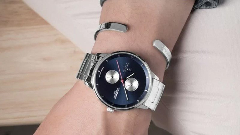 Sự hài hòa màu sắc là yếu tố then chốt khi kết hợp đồng hồ và vòng tay