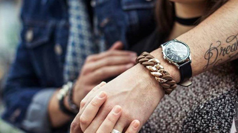 Sự kết hợp giữa đồng hồ và vòng tay da tạo cảm giác mạnh mẽ, tự do