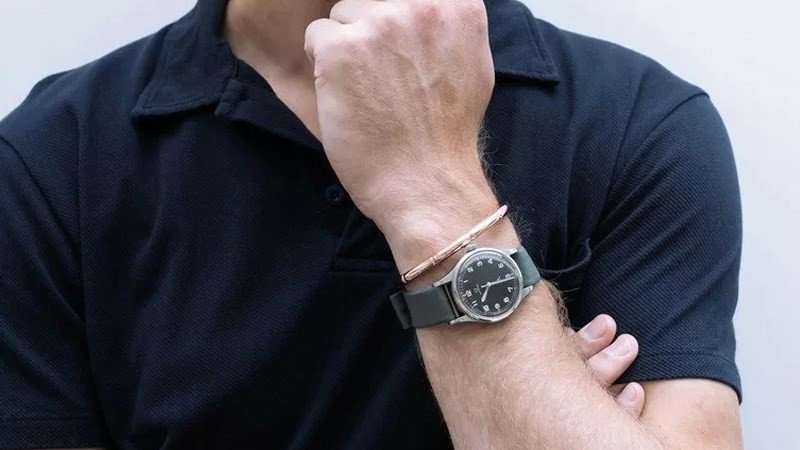Vòng cuff kim loại mang lại vẻ ngoài sang trọng và lịch lãm