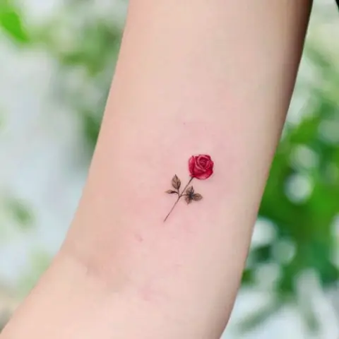 Hình Ảnh Cho Hình Xăm Bông Hoa Hồng Mini: Hình Ảnh Cho Hình Xăm Bông Hoa Hồng Mini: