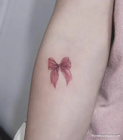 Hình Xăm Cái Nơ Mini Tuy Nhỏ Xinh Nhưng Đầy Sức Hút Thực Hiện Tại Rio Tattoo Studio