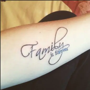 Hình Ảnh Cho Hình Xăm Chữ Family Is Forever Ở Tay: