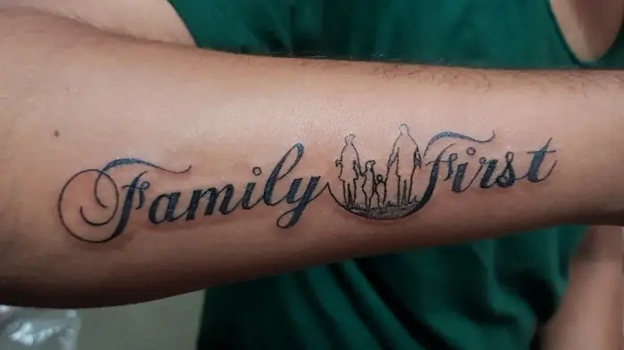 Hình Ảnh Cho Hình Xăm Chữ Family Is Forever Ở Tay: