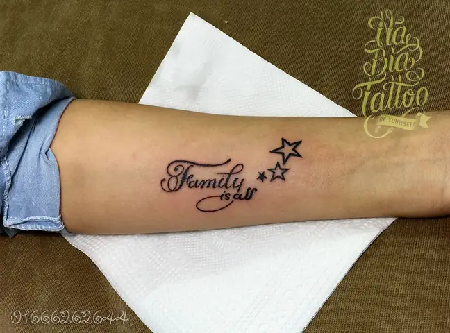 Hình Ảnh Cho Hình Xăm Chữ Family Is Forever Ở Tay: