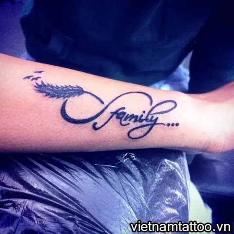 Hình Ảnh Cho Hình Xăm Chữ Family Is Forever Ở Tay: