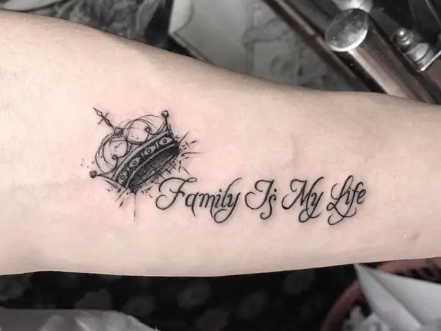 Hình Ảnh Cho Hình Xăm Chữ Family Is Forever Ở Tay: