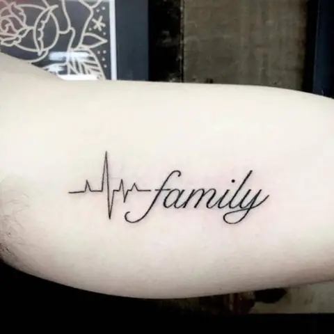 Hình Ảnh Cho Hình Xăm Chữ Family Is Forever Ở Tay: