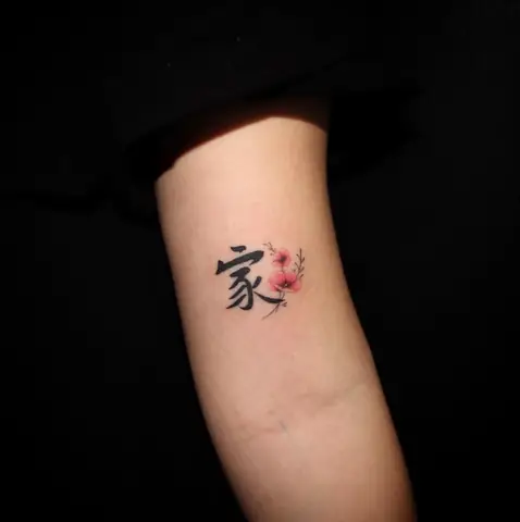 Hình Xăm Chữ Trung Quốc Ở Cánh Tay