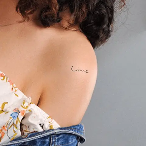 Hình Xăm Chữ Mini Đẹp Cho Nữ Ở Vai