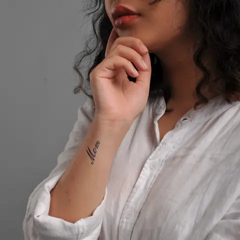 Hình Xăm Chữ Mom Ở Cổ Tay