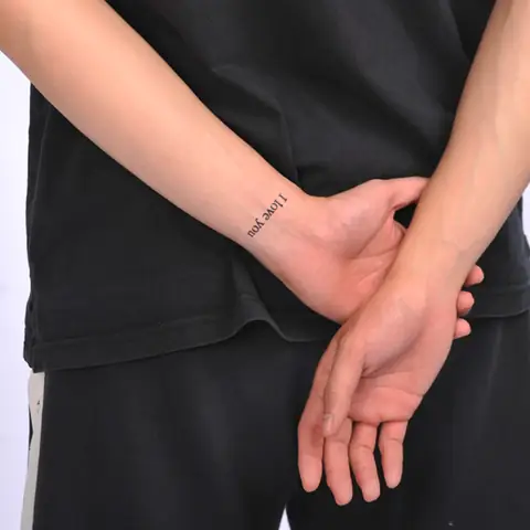 Hình Xăm Chữ I Love You Ở Cổ Tay