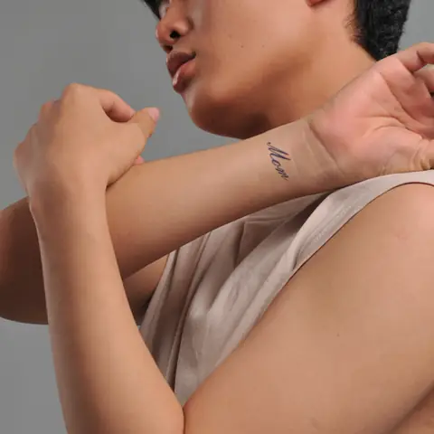 Hình Xăm Chữ Mom Ở Cổ Tay