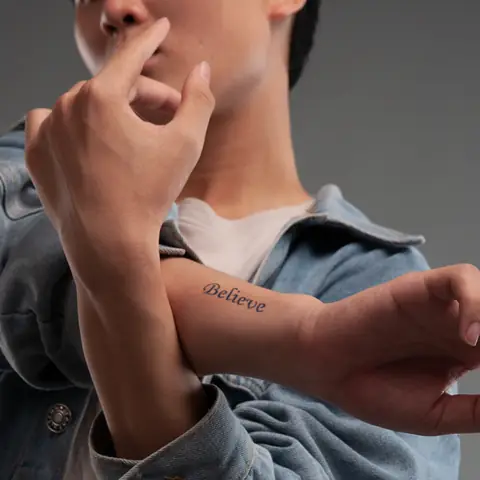 Hình Xăm Chữ Believe Ở Cổ Tay