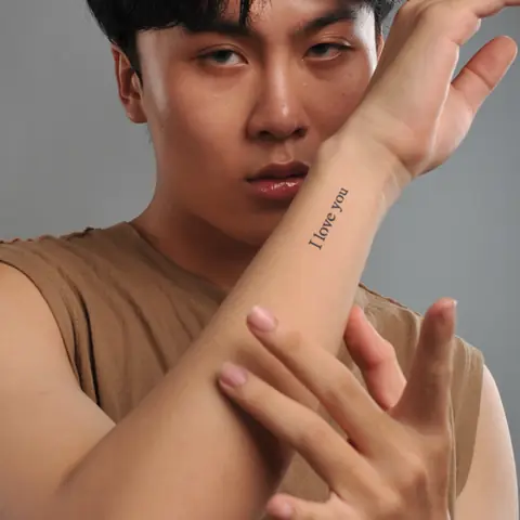 Hình Xăm Chữ I Love You Ở Cổ Tay