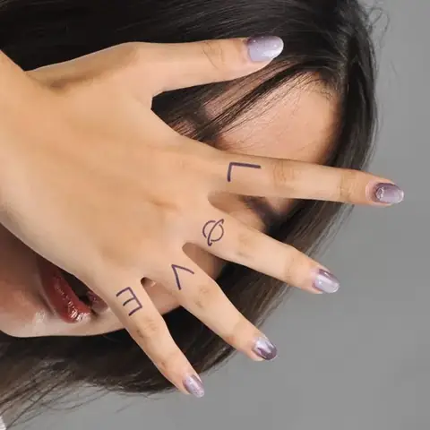Hình Xăm Chữ Đẹp Cho Nữ Ở Ngón Tay Hình Xăm Chữ Đẹp Cho Nữ Ở Ngón Tay