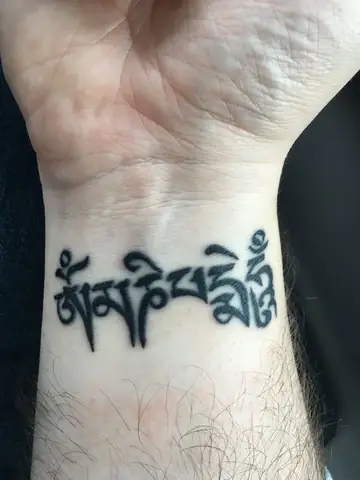 Khám Phá Thế Giới Hình Xăm Chữ Om Mani Padme Hum Độc Đáo