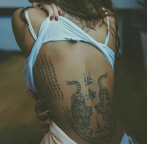 Hình Xăm Chữ Thái Bên Hông: Nét Đẹp Bí Ẩn Và Quyến Rũ