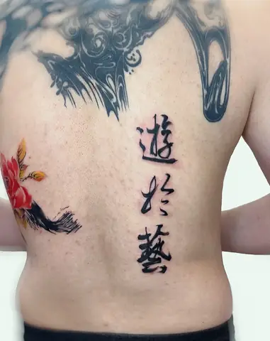 20. Hình Xăm Chữ Hán Tuyệt Vời Trên Lưng 20. Hình Xăm Chữ Hán Tuyệt Vời Trên Lưng
