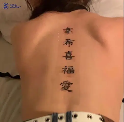 Hình Xăm Chữ Trung Ở Sống Lưng