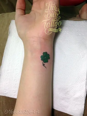 Hình Ảnh Cho Hình Xăm Cỏ 4 La Cổ Tay: Hình Ảnh Cho Hình Xăm Cỏ 4 La Cổ Tay: