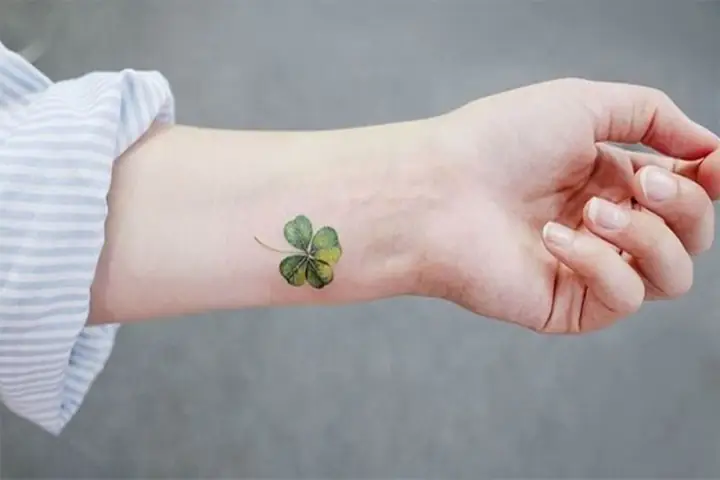Hình Ảnh Cho Hình Xăm Cỏ 4 La Cổ Tay: Hình Ảnh Cho Hình Xăm Cỏ 4 La Cổ Tay: