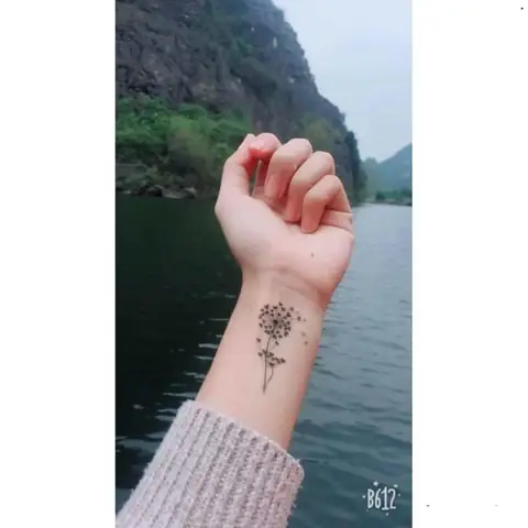 Hình Ảnh Cho Hình Xăm Cỏ 4 La Cổ Tay: Hình Ảnh Cho Hình Xăm Cỏ 4 La Cổ Tay: