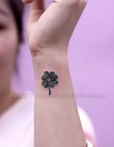 Hình Ảnh Cho Hình Xăm Cỏ 4 La Ở Cổ Tay: