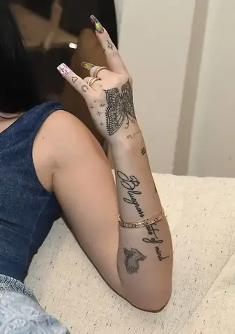 Hình Xăm Cổ Tay Nữ Chất: Họa Tiết Hoa Hồng Hình Xăm Cổ Tay Nữ Chất: Họa Tiết Hoa Hồng