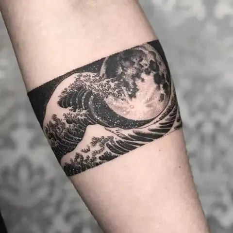 Hình Xăm Vòng Tay Nhật Cổ Tròn