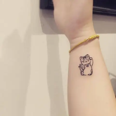 Hình Ảnh Cho Hình Xăm Con Mèo Mini Ở Cổ Tay: