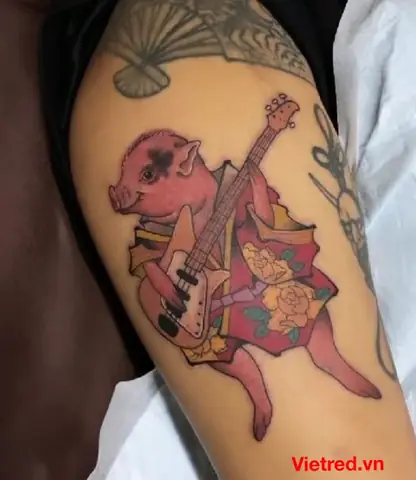 Hình Xăm ‘con Lợn Cầm Một Cây Đàn Guitar’