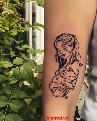 34. Hình Xăm ‘cô Gái Cầm Tinh Con Lợn’