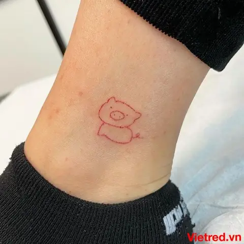 14. Hình Xăm Lợn Viền Đỏ