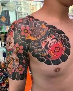 Hình Xăm Daruma Và Mèo Thần Tài Theo Quan Niệm Phong Thủy
